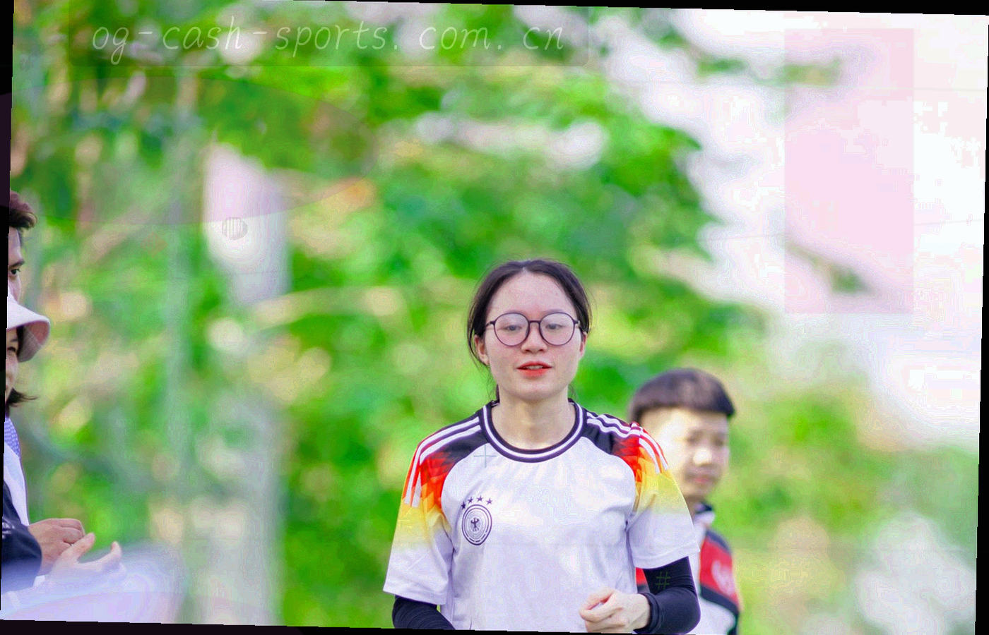 俯拍战术板与散落的资料卡，冷色调打光，局部区域带荧光青柠标记